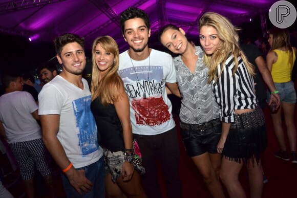Rodrigo Simas, depois dos beijos, posou com Daniel Rocha, Dani Bananinha, Milena Toscano e Luma Costa no Rio E-Music