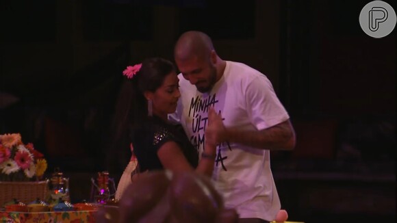 Amanda E Fernando selaram o romance no 'BBB15' após a saída de Aline, com quem o brother se envolveu