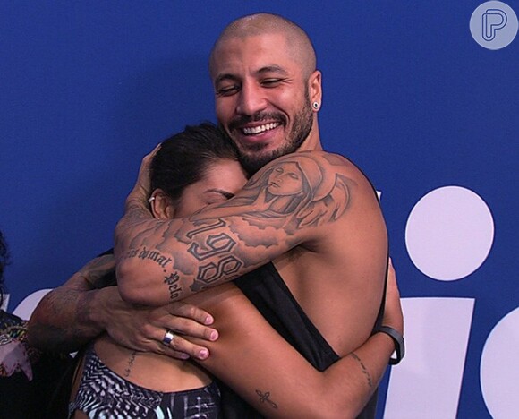 Amanda é abraçada por Fernando após vence a Prova do Líder