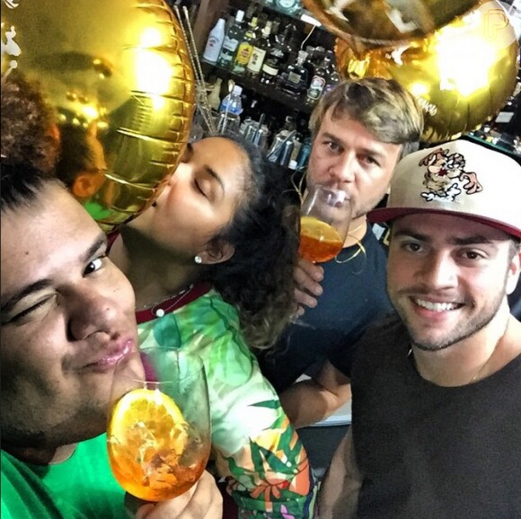 Amigos de Preta Gil e Rodrigo Godoy vão a São paulo para degustação de drinques