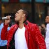 Com uma jaqueta vermelha, quase da nuance do novo batom de sua amada, o cantor se apresentou no 'Today Show Concert', em Nova York, em junho de 2012
