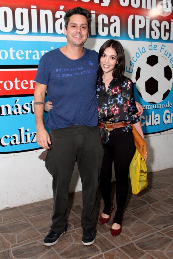 Alexandre Nero participa com a namorada, Karen Brustolin, de festa no Rio com parte do elenco de 'Flor do Caribe' em 2 de abril de 2013