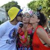 Alinne Rosa ganha um beijo duplo dos atores Caio Castro e Suzana Pires no Carnaval de Salvador 2015