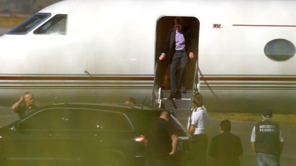 Paul McCartney desembarca no Brasil ao lado da mulher em seu jato particular