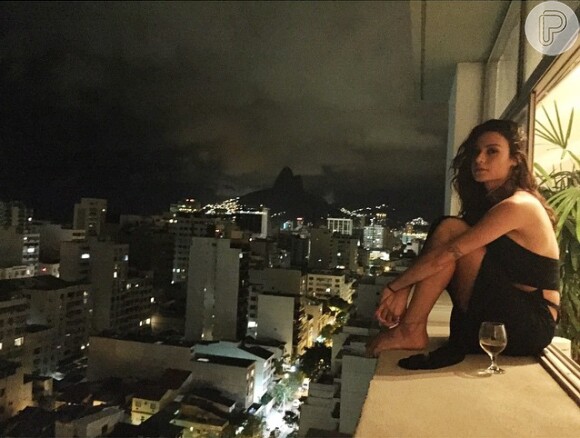 Thaila Ayala posta foto na beira da janela e arranca críticas de seguidores: 'Péssimo exemplo'