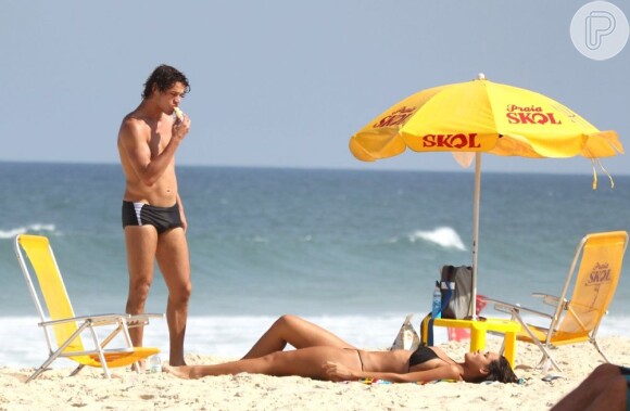 José Loreto e Débora Nascimento aproveitaram uma folga nas gravações de 'Flor do Caribe' para ir à praia da Reserva, nesta sexta-feira, em 3 de maio de 2013