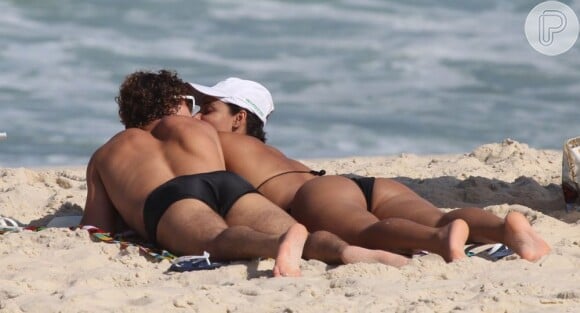 José Loreto e Débora Nascimento trocam beijos em tarde na praia