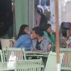 Rafael Licks e Talita Araújo foram flagrados em clima de romance durante almoço em restaurante no Rio de Janeiro