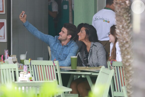 Rafael Licks e Talita Araújo tiraram selfie durante almoço no Rio