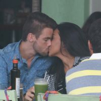 Rafael Licks e Talita Araújo, do 'BBB15', trocam beijos durante almoço no Rio