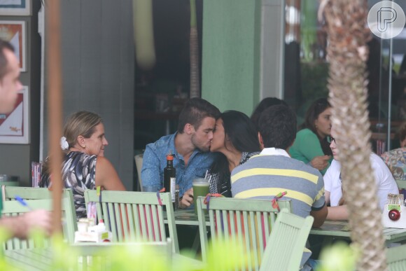 Rafael Licks e Talita Araújo foram flagrados em clima de romance durante almoço em restaurante no Rio de Janeiro, nesta segunda-feira (23 de março de 2015)