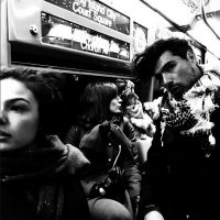 Isis Valverde anda de metrô com o namorado, Uriel Del Toro, em Nova York