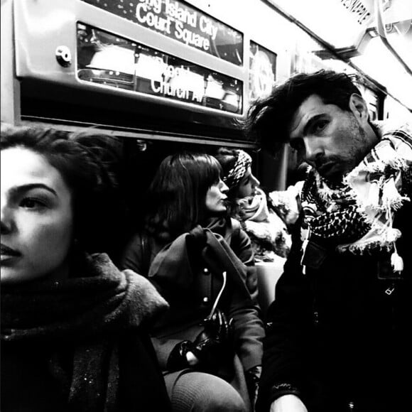 Isis Valverde e Uriel Del Toro passeiam de metrô por Nova York, em 23 de março de 2015