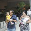 Zeca Pagodinho passeou pelo shopping Village Mall, na Barra da Tijuca, Zona Oeste do Rio. O cantor estava acompanhado por sua mulher e sua netinha, Catarina, de apenas nove meses