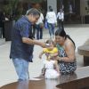 Zeca Pagodinho passeou pelo shopping Village Mall, na Barra da Tijuca, Zona Oeste do Rio. O cantor estava acompanhado por sua mulher e sua netinha, Catarina, de apenas nove meses