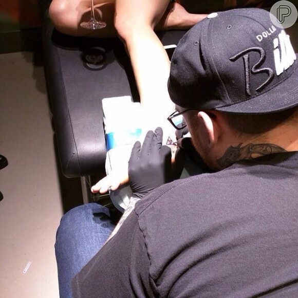 Os fãs compartilharam várias fotos do momento em que Katy Perry fazia a tatuagem