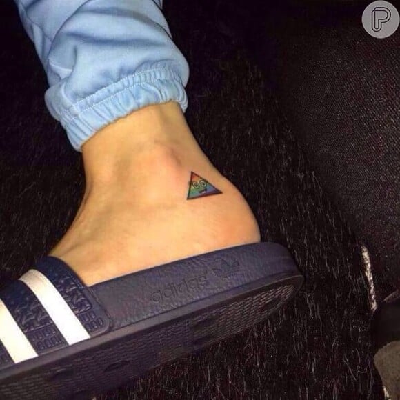 A nova tatuagem de Katy Perry é um triângulo colorido em homenagem ao disco 'Prism'