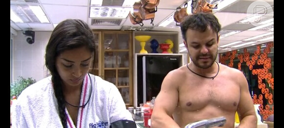 Amanda desabafa com Adrilles sobre relacionamento com Fernando enquanto os dois cozinham na casa do 'Big Brother Brasil'