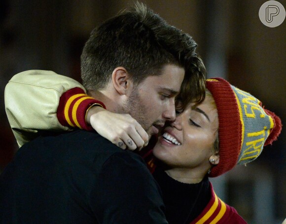 Miley Cyrus e Patrick Schwarzenegger foram flagrados aos beijos em um restaurante japonês na última segunda-feira (23)