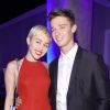 Após rumores de traição, Miley Cyrus e Patrick Schwarzenegger continuam juntos, afirma o site 'Entertainment Tonight', nesta terça-feira, 24 de março de 2015