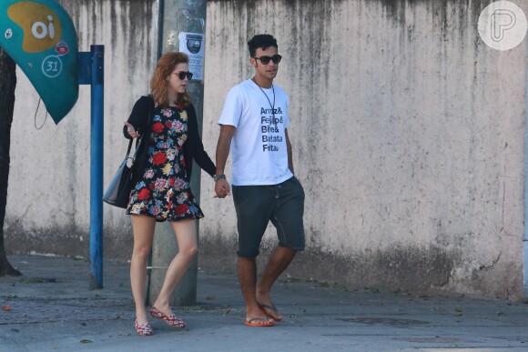 Na rua, Sophia Abrahão e Sergio Malheiros também andaram de mãos dadas