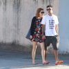 Sophia Abrahão e Sergio Malheiros andam de mãos dadas pelo bairro da Barra da Tijuca, no Rio