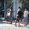 Sophia Abrahão e Sergio Malheiros andam de mãos dadas pelo bairro da Barra da Tijuca, no Rio