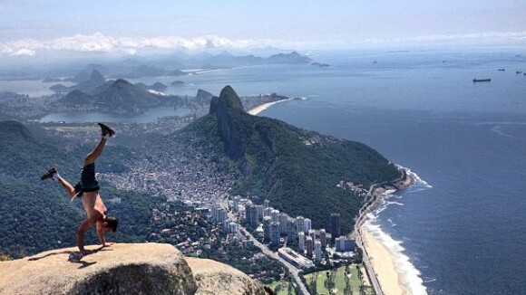 Diego Hypólito posta foto fazendo acrobacia no alto da Pedra da Gávea, no Rio
