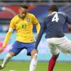 Neymar foi muito marcado pelos franceses, mas conseguiu se destacar em campo