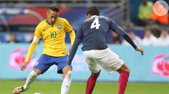 Neymar foi muito marcado pelos franceses, mas conseguiu se destacar em campo