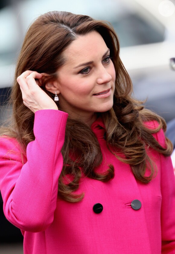 Kate Middleton repetiu o sobretudo cor-de-rosa da Mulberry em um evento de caridade que prestigiou ao lado do marido, o príncipe William, em Londres. A duquesa usou a mesma peça para visitar o Museu Memorial 11 de Setembro (NY), em dezembro