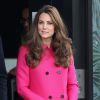 A duquesa Kate Middleton, grávida de 8 meses do segundo filho, repetiu o sobretudo cor-de-rosa da grife Mulberry, durante evento em Londres