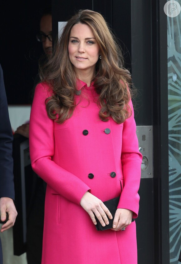 A duquesa Kate Middleton, grávida de 8 meses do segundo filho, repetiu o sobretudo cor-de-rosa da grife Mulberry, durante evento em Londres