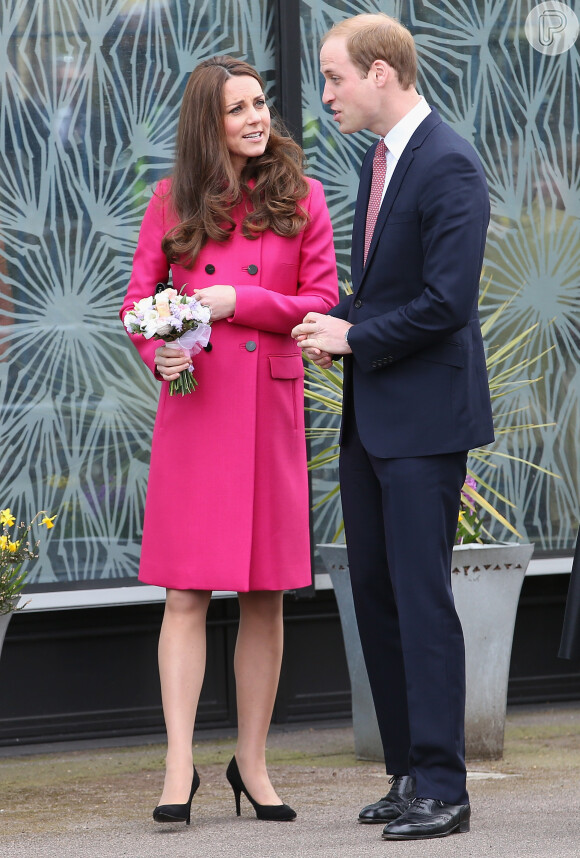 A duquesa Kate Middleton, grávida de 8 meses do segundo filho, repetiu sobretudo cor-de-rosa da grife Mulberry, em Londres