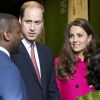 A duquesa Kate Middleton, grávida de 8 meses do segundo filho, repetiu sobretudo cor-de-rosa da grife Mulberry, em Londres