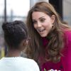 Kate Middleton recebeu buquê de flores em visita ao espaço Stephen Lawrence Centre Deptford, em Londres