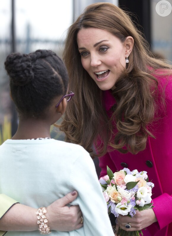 Kate Middleton recebeu buquê de flores em visita ao espaço Stephen Lawrence Centre Deptford, em Londres