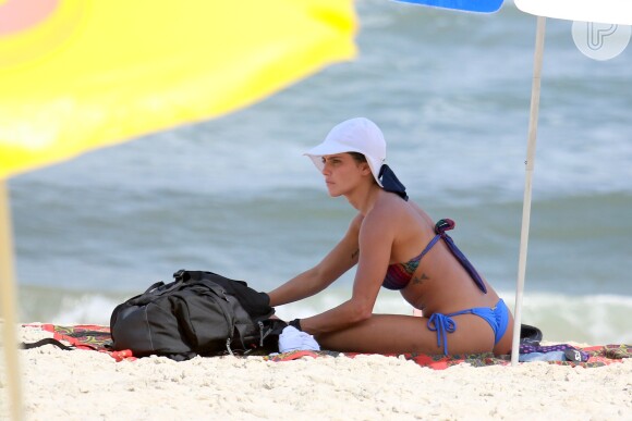 Deborah Secco exibe boa forma em dia de praia, no Rio de Janeiro