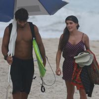Deborah Secco exibe boa forma com o namorado, Hugo Moura, na praia. Veja fotos!