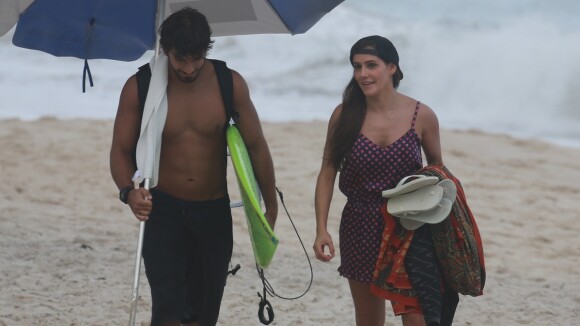 Deborah Secco exibe boa forma com o namorado, Hugo Moura, na praia. Veja fotos!