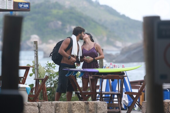 Deborah Secco e Hugo Moura se beijam ao sair da praia