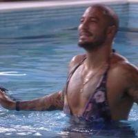 'BBB15': Fernando veste maiô da Mariza para ir à piscina. 'Pronto para o banho'