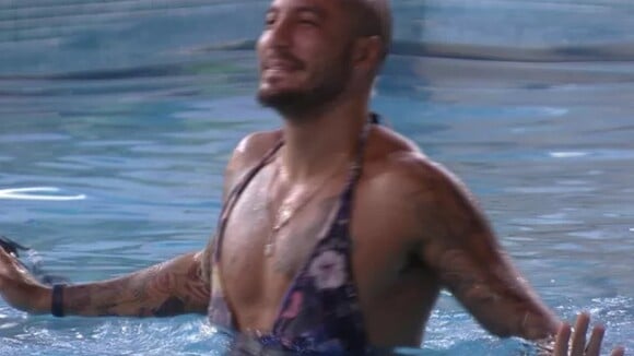 'BBB15': Fernando veste maiô da Mariza para ir à piscina. 'Pronto para o banho'