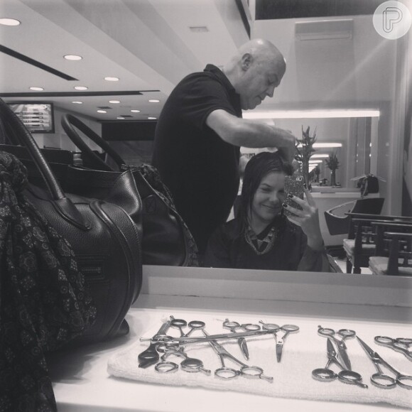 'Cortando o cabelo com o meu amado e talentoso Marcos Antônio de Biaggi', disse Fernanda Souza na legenda da foto tirada nesta sexta-feira, 27 de março de 2015