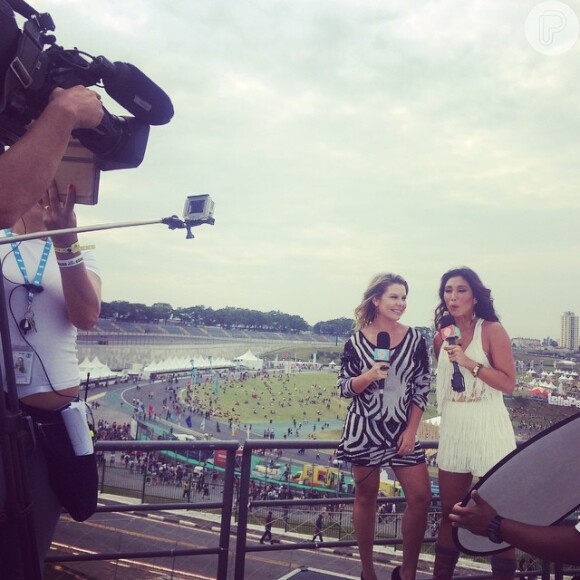 'Gravando! Eu e Daniele Suzuki em ação', disse Fernanda Souza ao postar foto do Lollapalooza, neste sábado, 28 de março de 2015