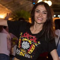 Maria Casadevall exibe corpo enxuto no Lollapalooza: 'A calça 36 está frouxa'
