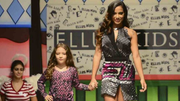 Anitta exibe boa forma ao desfilar em evento de moda infantil. Veja fotos!