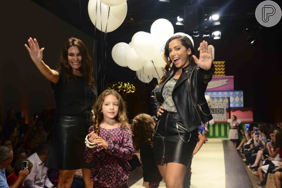 Anitta desfila ao lado de criança e estilista na 20ª Edição do Fashion Weekend Kids