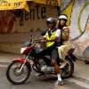 Camila Pitanga andou de mototáxi para subir o morro da Babilônia e Chapéu Mangueira, no Leme, zona sul do Rio, no 'Fantástico'