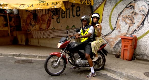 Camila Pitanga andou de mototáxi para subir o morro da Babilônia e Chapéu Mangueira, no Leme, zona sul do Rio, no 'Fantástico'